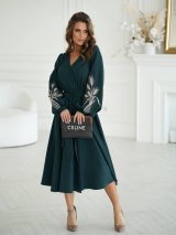 Елегантна сукня на запах з вишивкою 270545-1 т.зелений