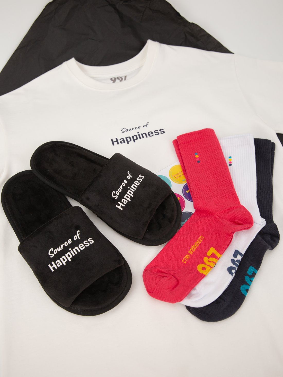 Комплект «Стан Щастя та впевненості» - футболка та чорні капці з принтом «Source of happiness» та 3 пари шкарпеток