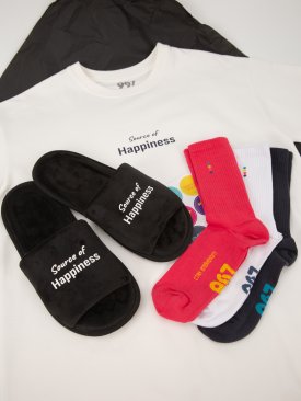 Комплект «Стан Щастя та впевненості» - футболка та чорні капці з принтом «Source of happiness» та 3 пари шкарпеток - Купити