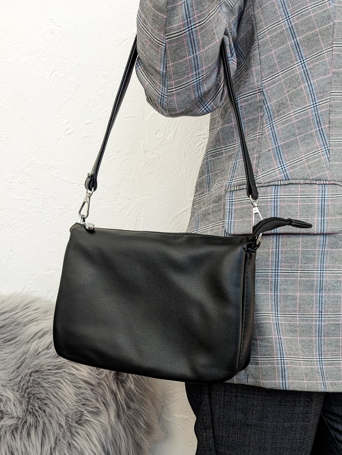 Стильна зручна сумка з екошкіри INNOE 350011-2 Чорний