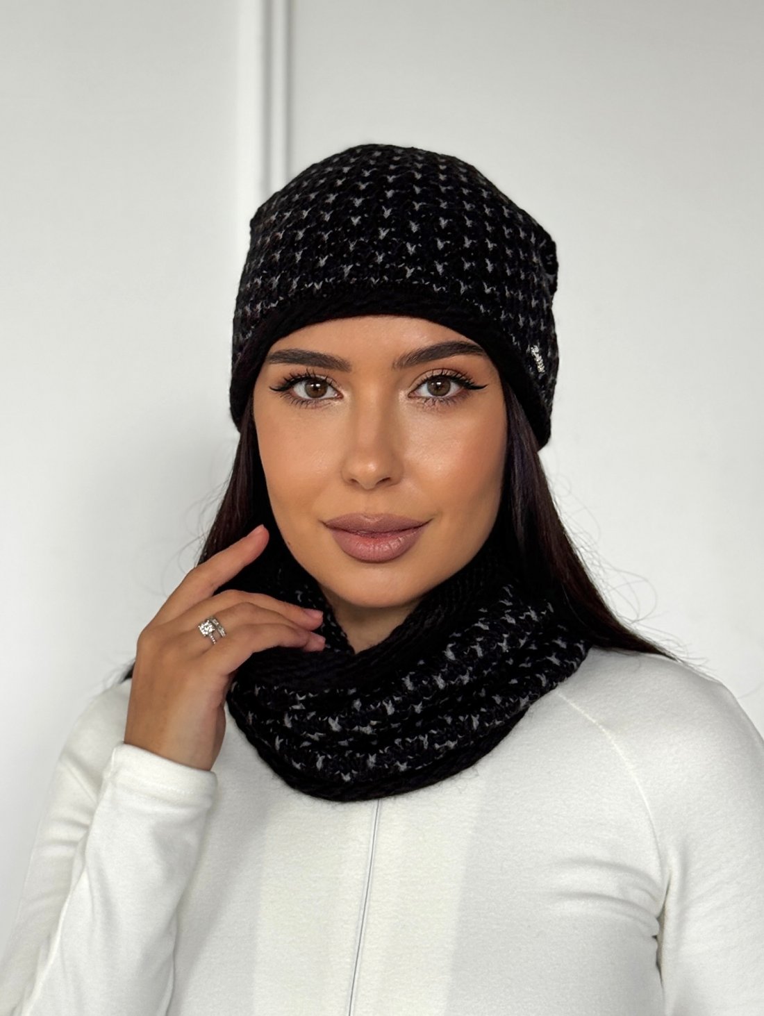 В’язаний комплект для жінок із шапкою та снудом INNOE 950065-1 Чорний