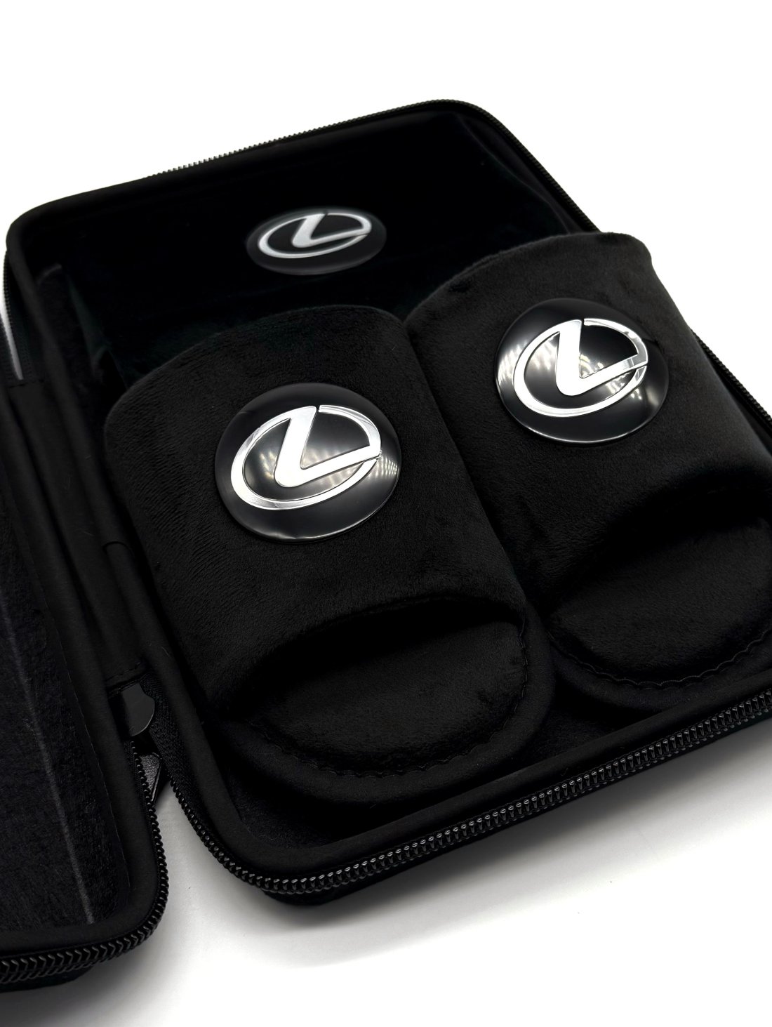 Подарунковий бокс з відкритими капчиками та мішечком з оригінальним авто-значком Lexus