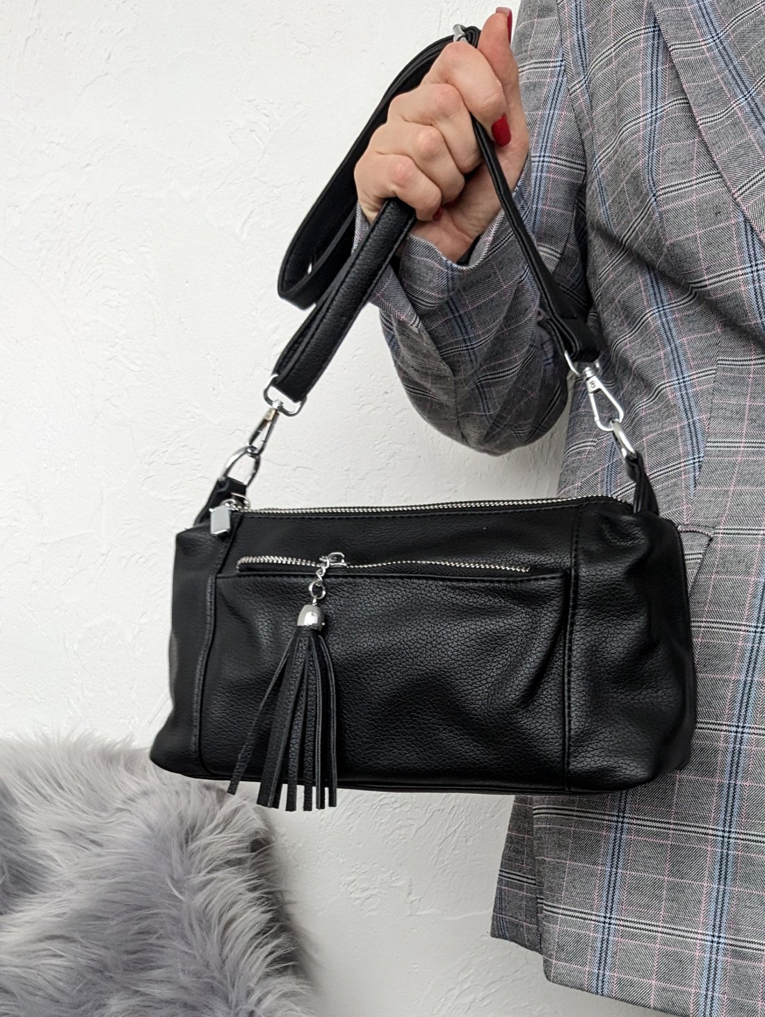 Стильна чорна сумка з м’якої екошкіри з китицею через плече INNOE 350010-4 Чорний