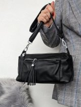 Стильна чорна сумка з м’якої екошкіри з китицею через плече INNOE 350010-4 Чорний