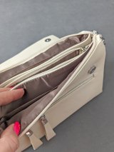 Жіноча сумка з фактурної екошкіри з декором INNOE 353927-1 Світло-бежевий