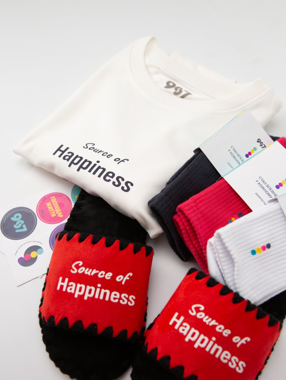 Комплект «Стан Щастя та впевненості» - футболка та червоні капці з принтом «Source of happiness» та 3 пари шкарпеток
