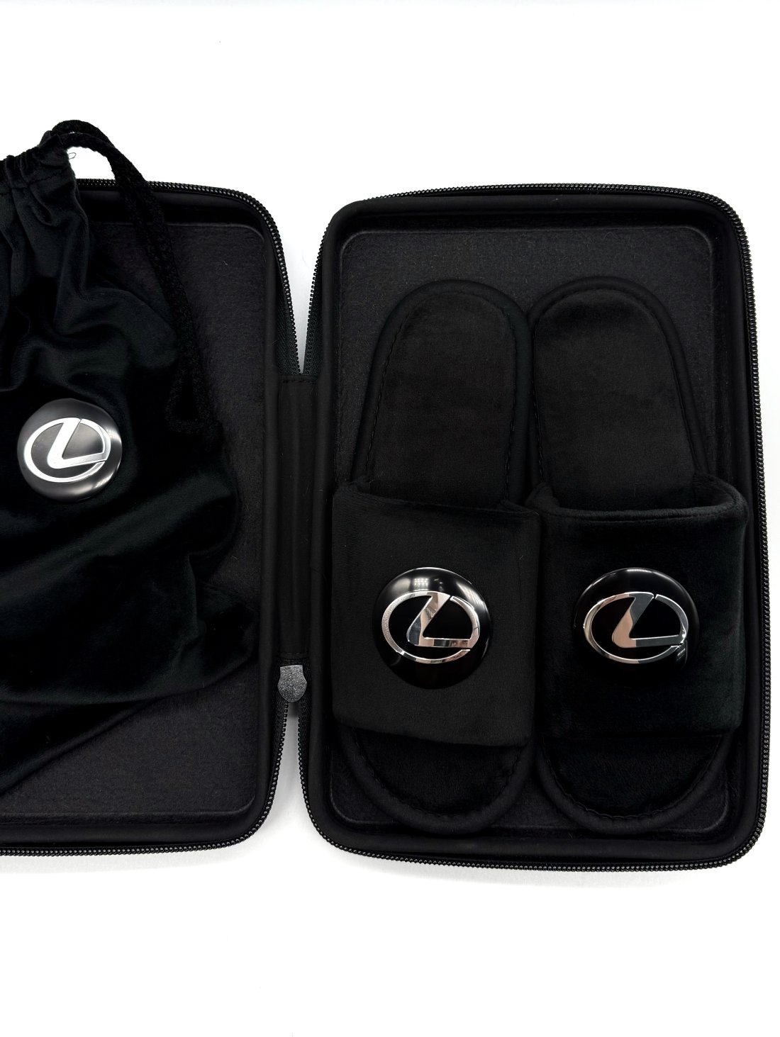 Подарунковий бокс з відкритими капчиками та мішечком з оригінальним авто-значком Lexus