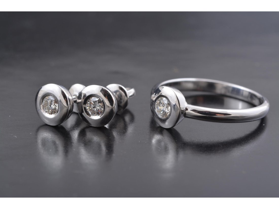 Гарнітур з діамантами