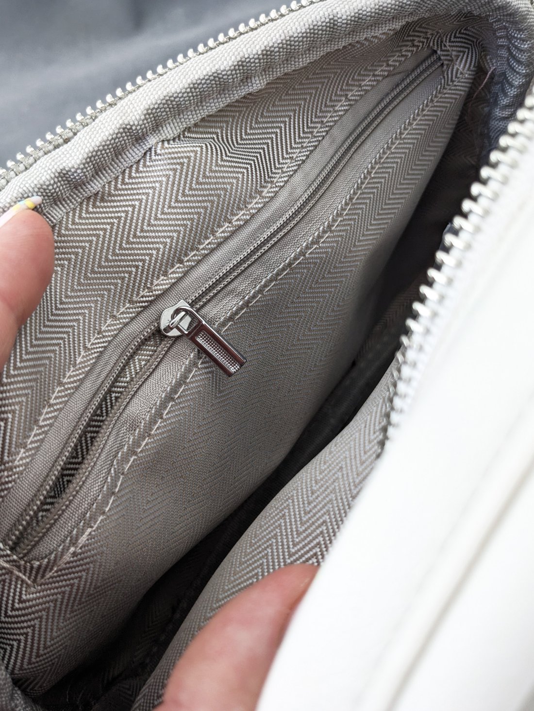 Жіноча компактна сумка з ручкою та кількома відділеннями INNOE 350016-1 Білий