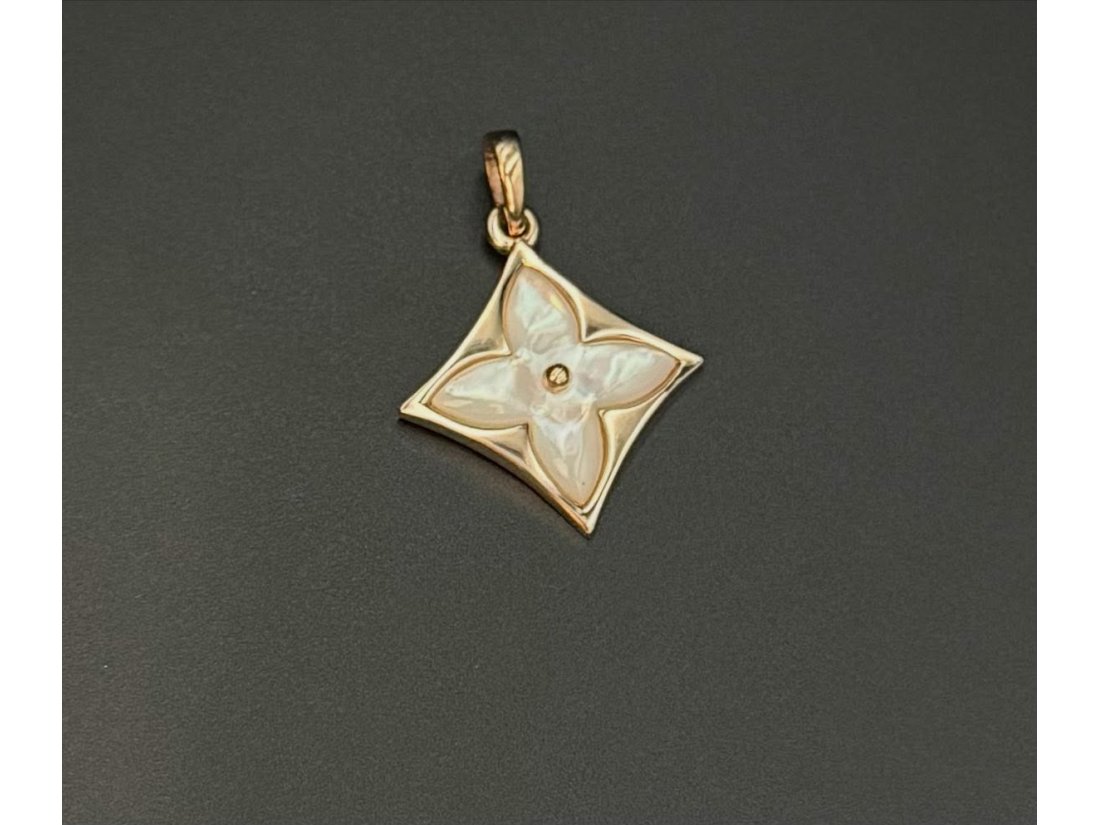 Підвіс з перламутром у стилі Loiuse Vuitton - Фото1 Підвіс з перламутром у стилі Loiuse Vuitton