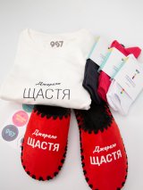 Комплект «Стан Щастя та впевненості» - футболка та червоні капці з принтом «Джерело щастя» та 3 пари шкарпеток