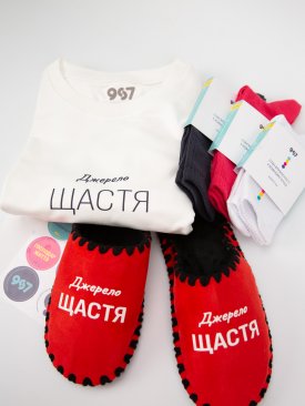 Комплект «Стан Щастя та впевненості» - футболка та червоні капці з принтом «Джерело щастя» та 3 пари шкарпеток - Купити