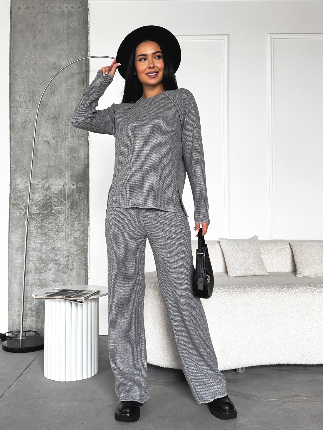 В’язаний костюм з дизайнерськими деталями INNOE 210370-1 Сірий