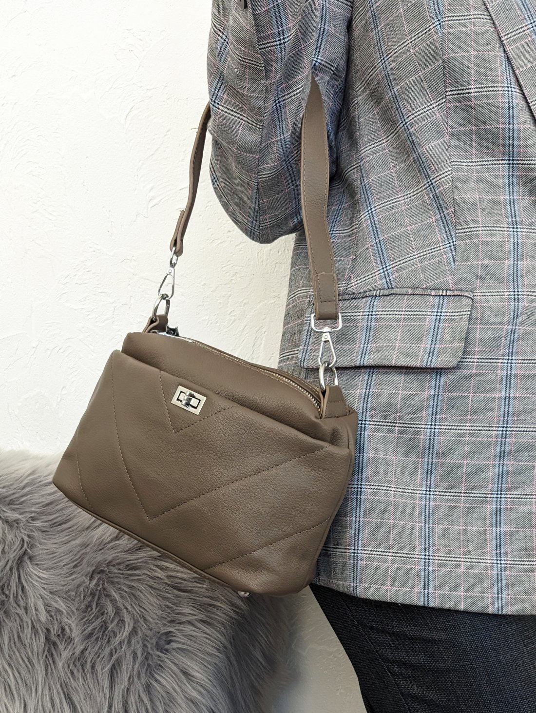 Елегантна жіноча сумка з лаконічним дизайном INNOE 350010-3 Бежевий