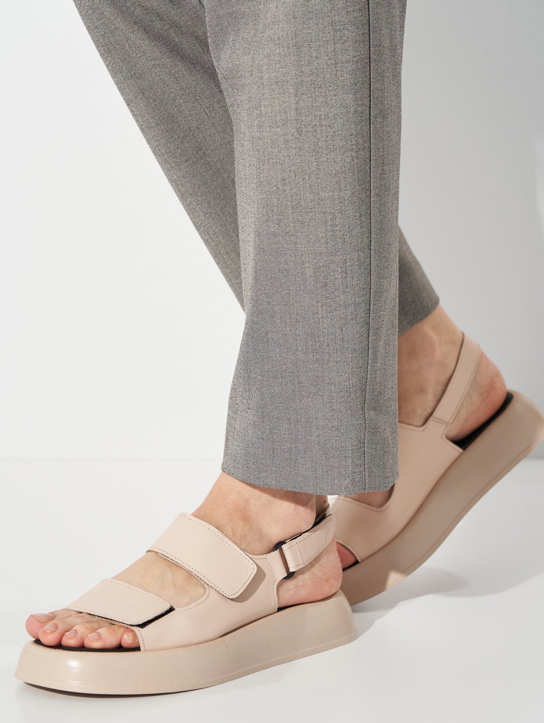 Шкіряні босоніжки у базовому бежевому кольорі INNOE 777556-3 Бежевий