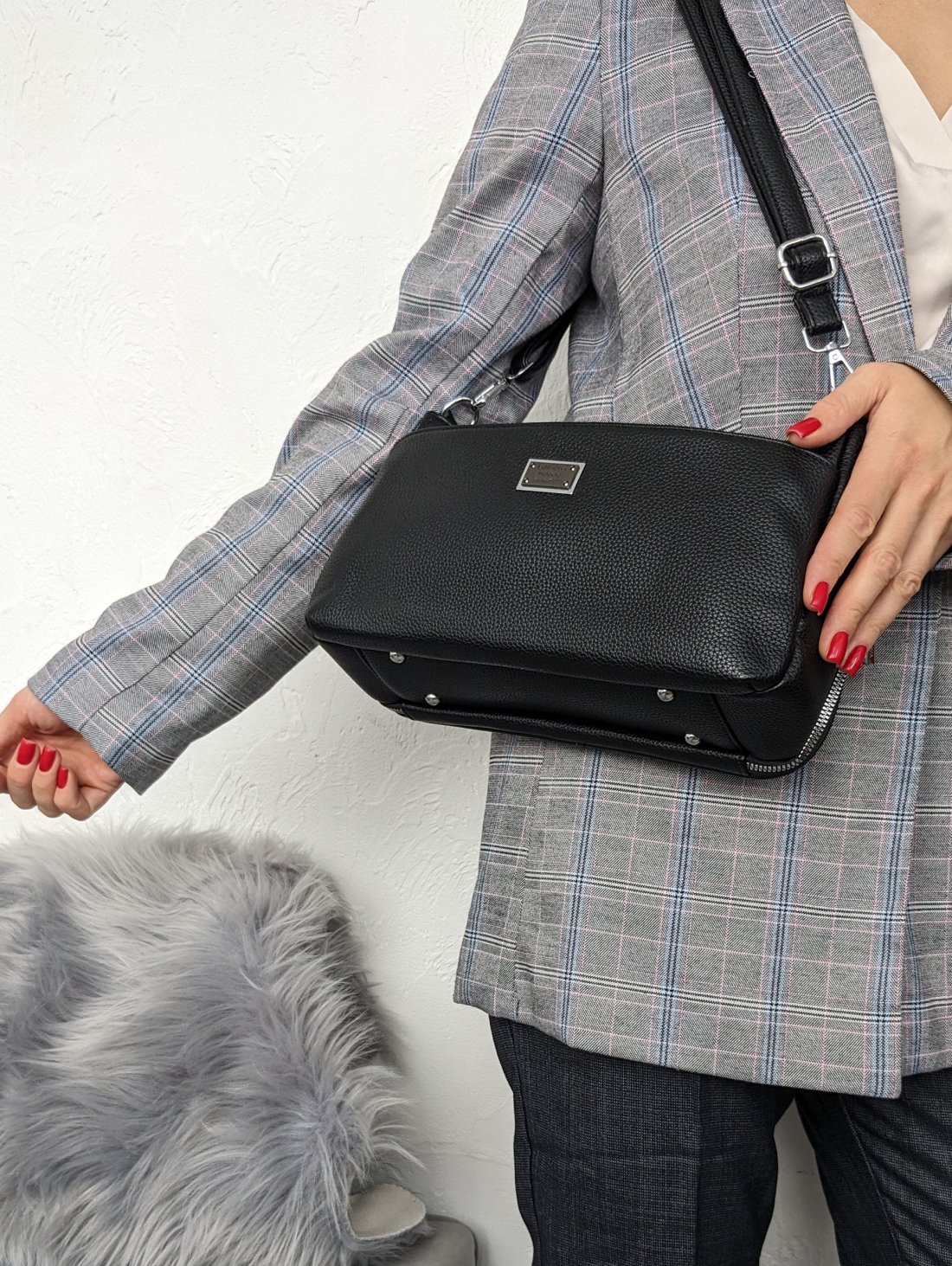 Універсальна чорна сумка з великою зовнішньою кишенею INNOE 350010-1 Чорний