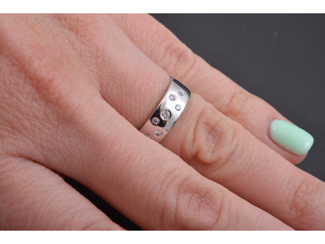 Каблучка із камінчиками