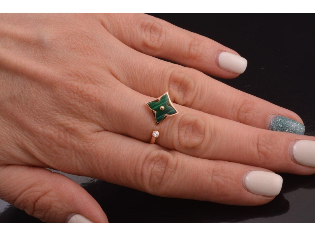 Каблучка жіноча у стилі LOUIS VUITTON із малахітом - Фото2 Каблучка жіноча у стилі LOUIS VUITTON із малахітом - Багира