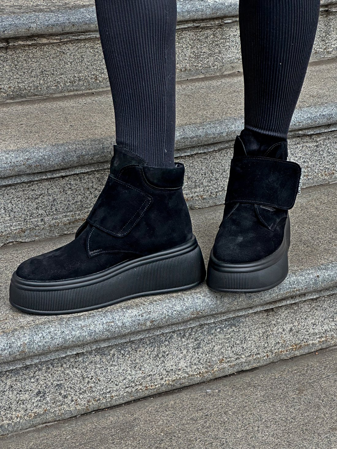 Практичні зимові черевики з натуральної замші INNOE 777562-4 Чорний