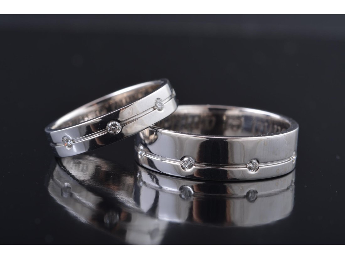 Обручки із діамантами