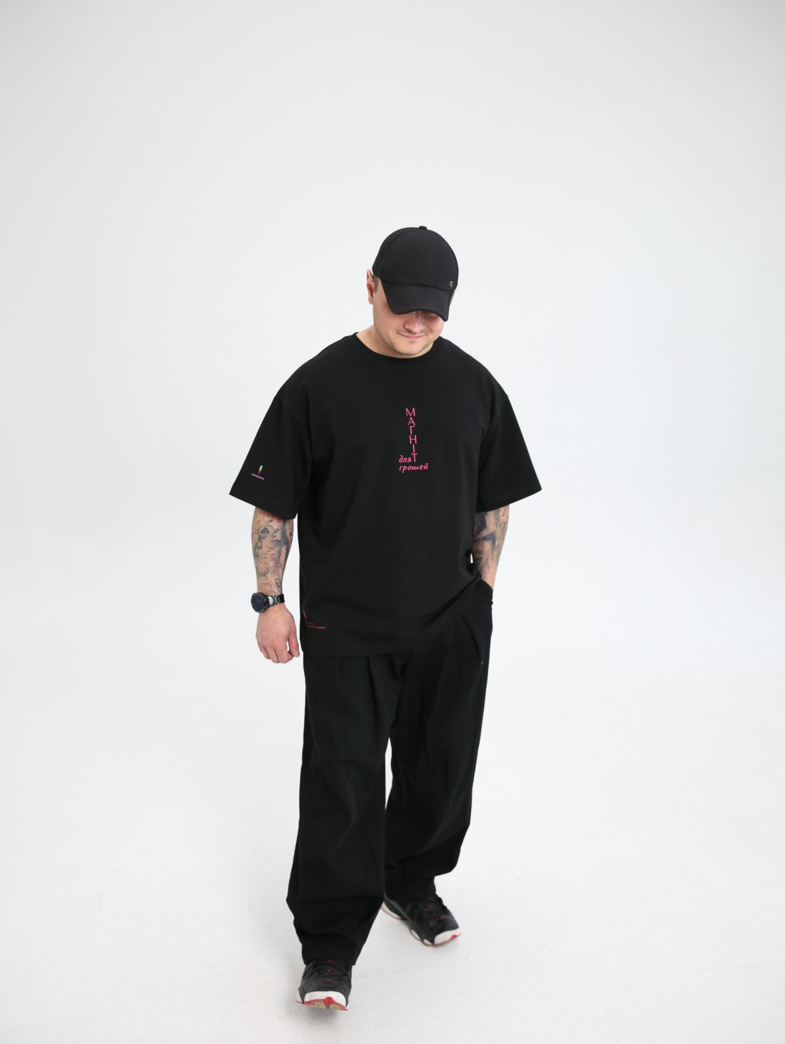 Футболка стану багатства з принтом Магніт для грошей, черного кольору копия