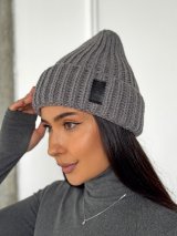 Стильна в’язана шапка з фактурною в’язкою INNOE 950234-1 Сірий
