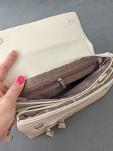 Жіноча сумка з фактурної екошкіри з декором INNOE 353927-1 Світло-бежевий