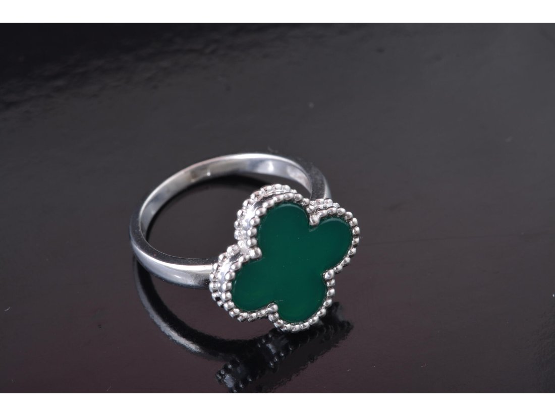 Каблучка із зеленим агатом у стилі Van Cleef