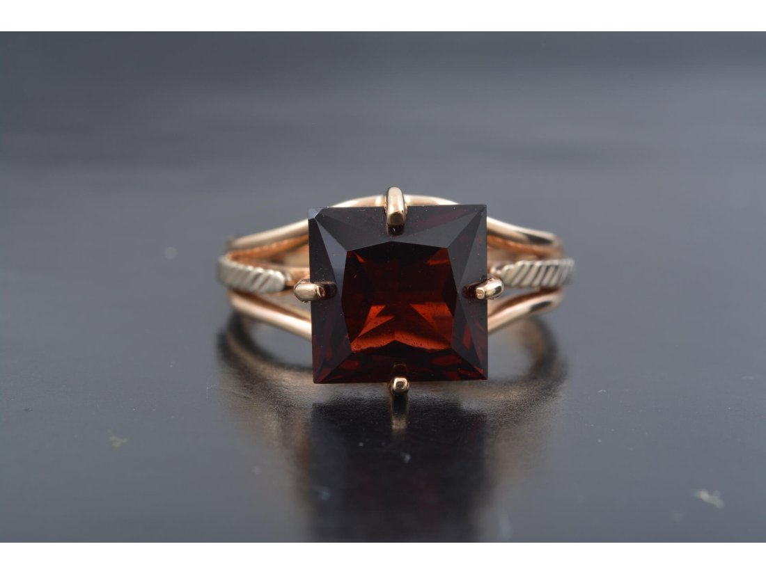 Жіноча каблучка з квадратним каменем