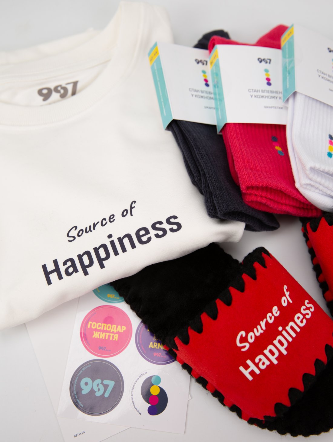 Комплект «Стан Щастя та впевненості» - футболка та червоні капці з принтом «Source of happiness» та 3 пари шкарпеток - Купити