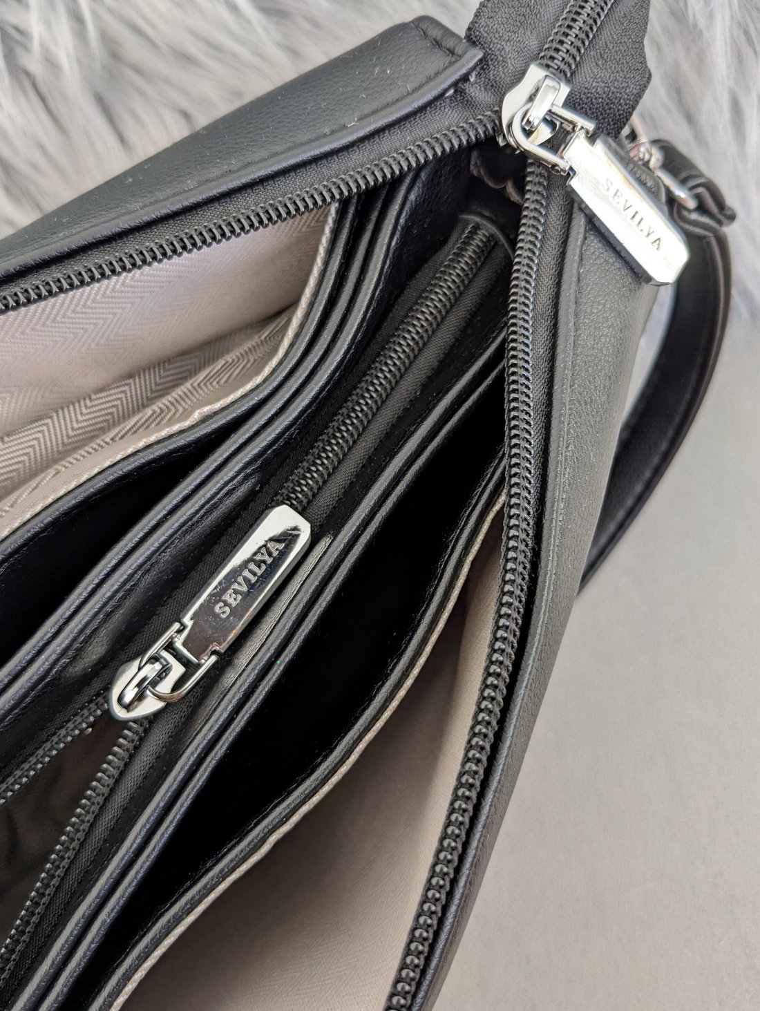 Стильна жіноча сумка з екошкіри лаконічного дизайну INNOE 350011-1 Чорний