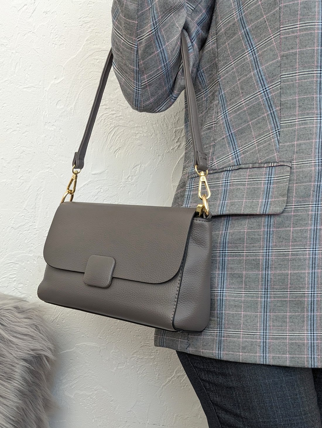 Стильна сумка Minimal Accent з декоративною кнопкою-пряжкою INNOE 350013-1 Тауп