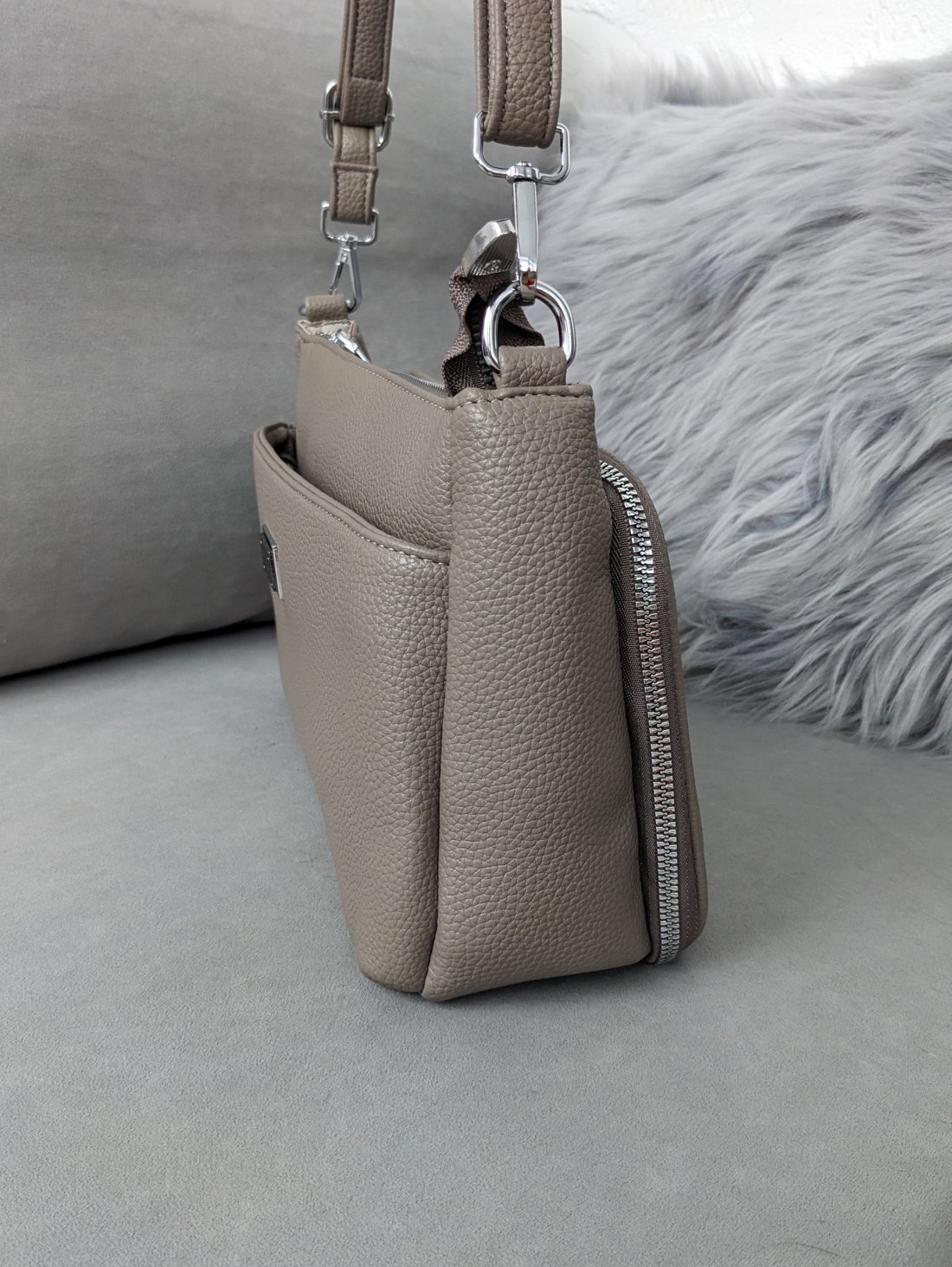 Містка сумка з великою зовнішньою кишенею і практичним дизайном INNOE 350010-1 Бежевий