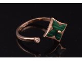 Каблучка жіноча у стилі LOUIS VUITTON із малахітом - Фото1 Каблучка жіноча у стилі LOUIS VUITTON із малахітом