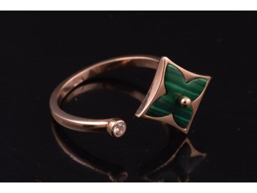 Каблучка жіноча у стилі LOUIS VUITTON із малахітом - Фото Каблучка жіноча у стилі LOUIS VUITTON із малахітом - Купити