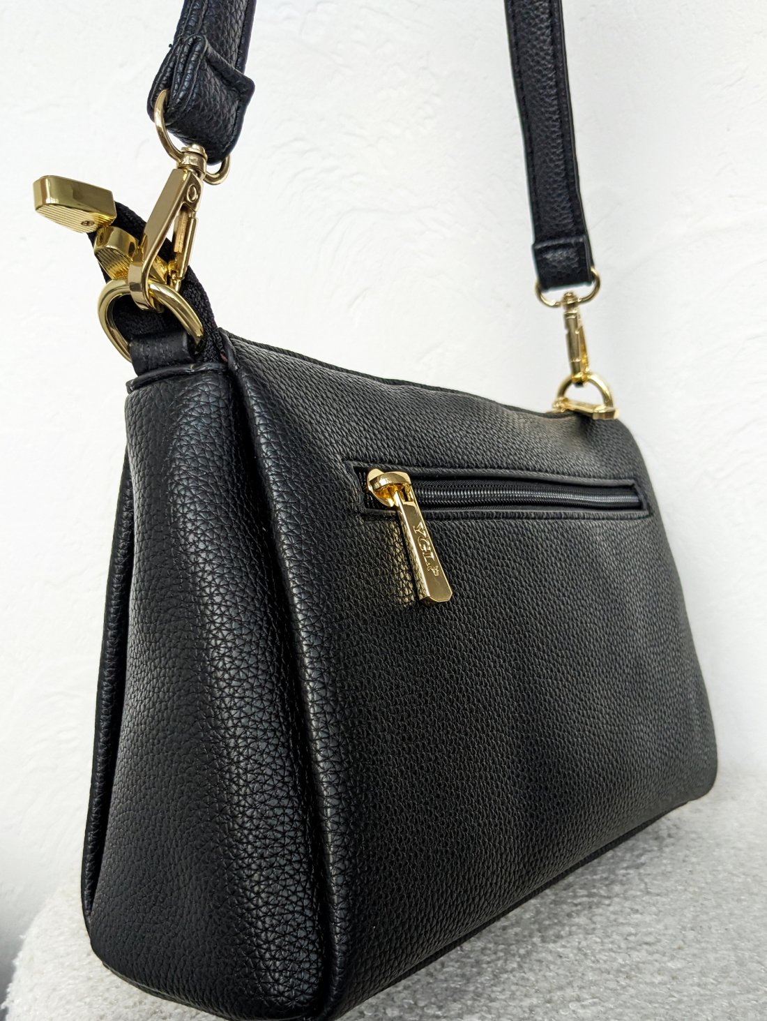 Практична та стильна жіноча сумка з якісної екошкіри INNOE 350015-1 Чорний