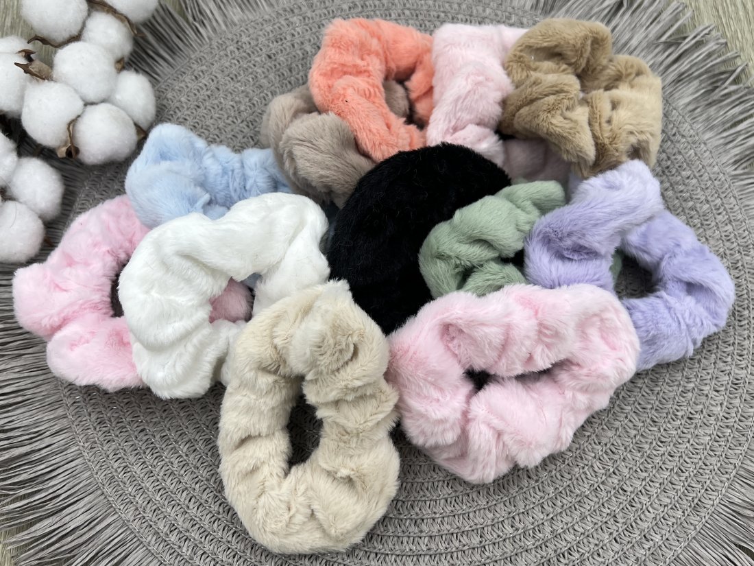 Резинка обʼємна хутряна 9см .