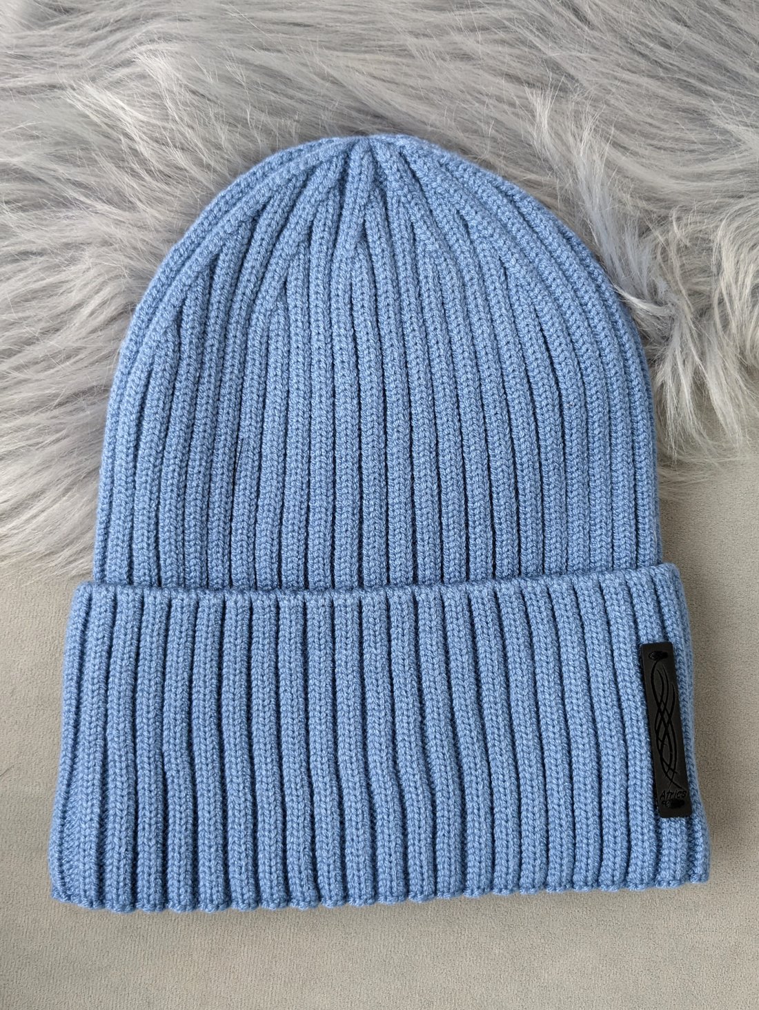 Стильна і тепла жіноча шапка блакитного кольору INNOE 950825-1 Джинс