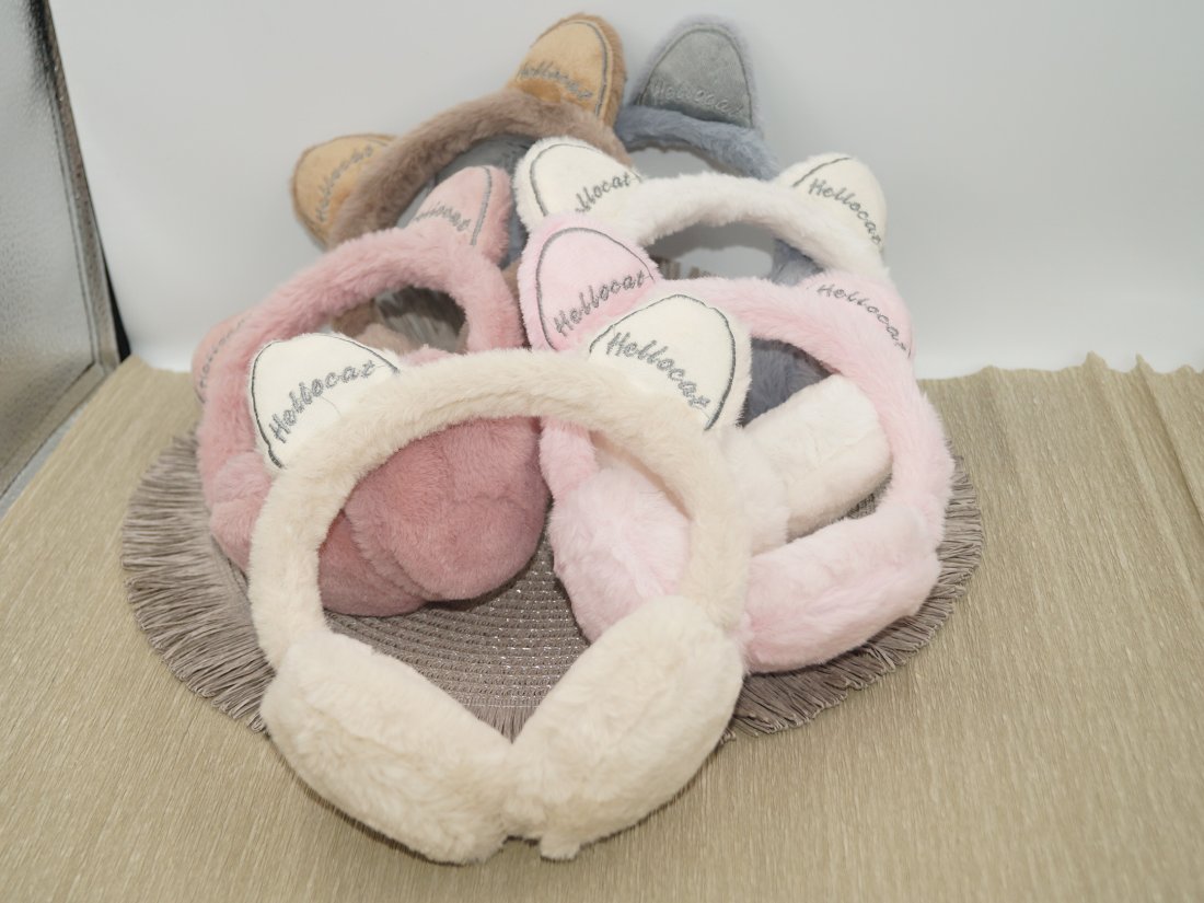 Теплі навушники зі штучного хутра з вушками.