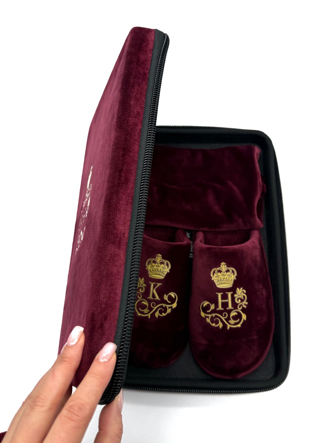 Подарунковий бокс з капцями та мішечком бордового кольору з нанесенням особистих ініціалів золотого кольору - Купити