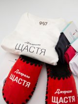 Комплект «Стан Щастя та впевненості» - футболка та червоні капці з принтом «Джерело щастя» та 3 пари шкарпеток