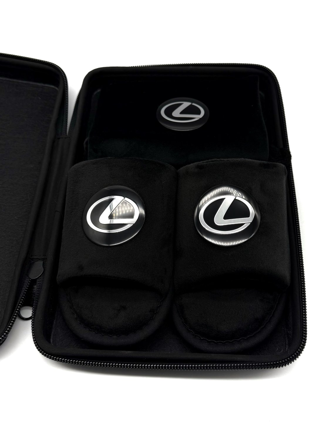 Подарунковий бокс з відкритими капчиками та мішечком з оригінальним авто-значком Lexus