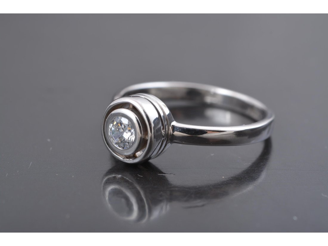 Каблучка із камінням у старовинній класичній оправі