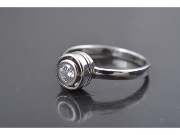 Каблучка із камінням у старовинній класичній оправі - Купити