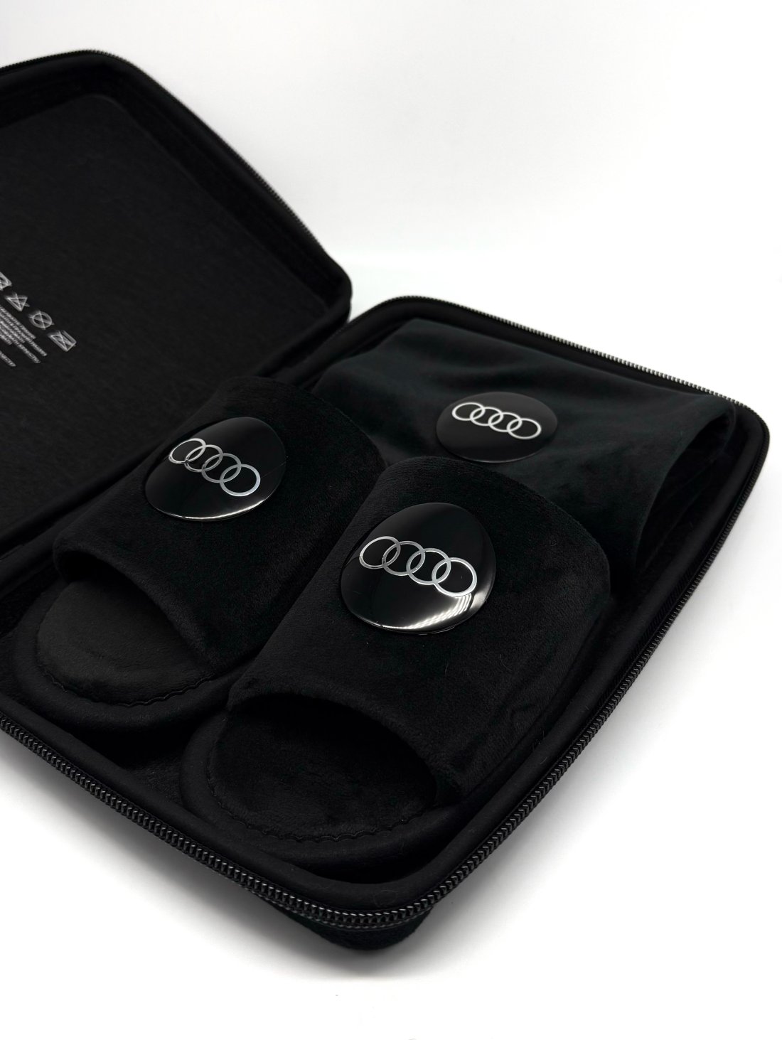Подарунковий бокс з відкритими капчиками та мішечком з оригінальним авто-значком Audi