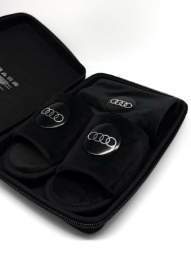 Подарунковий бокс з відкритими капчиками та мішечком з оригінальним авто-значком Audi - Купити