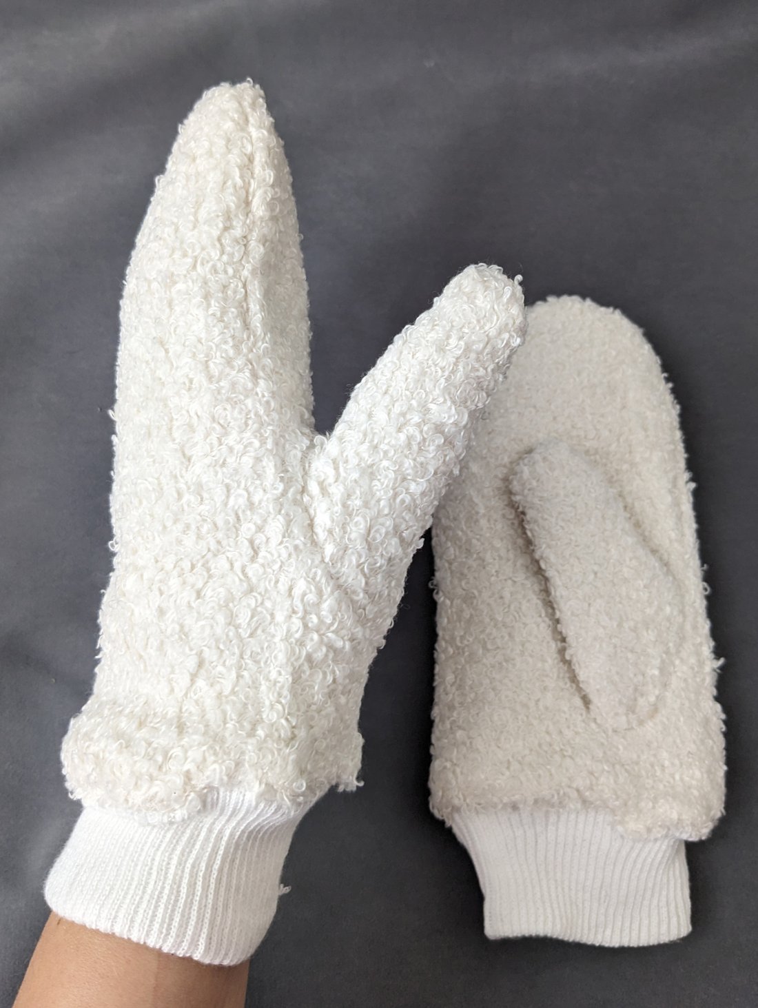 Жіночі рукавиці з м'якого букле з хутряною підкладкою INNOE 85005-5 Молочний