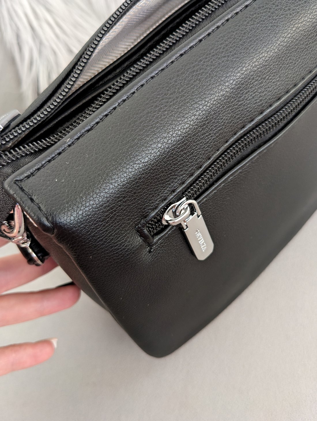 Стильна жіноча сумка з екошкіри лаконічного дизайну INNOE 350011-1 Чорний