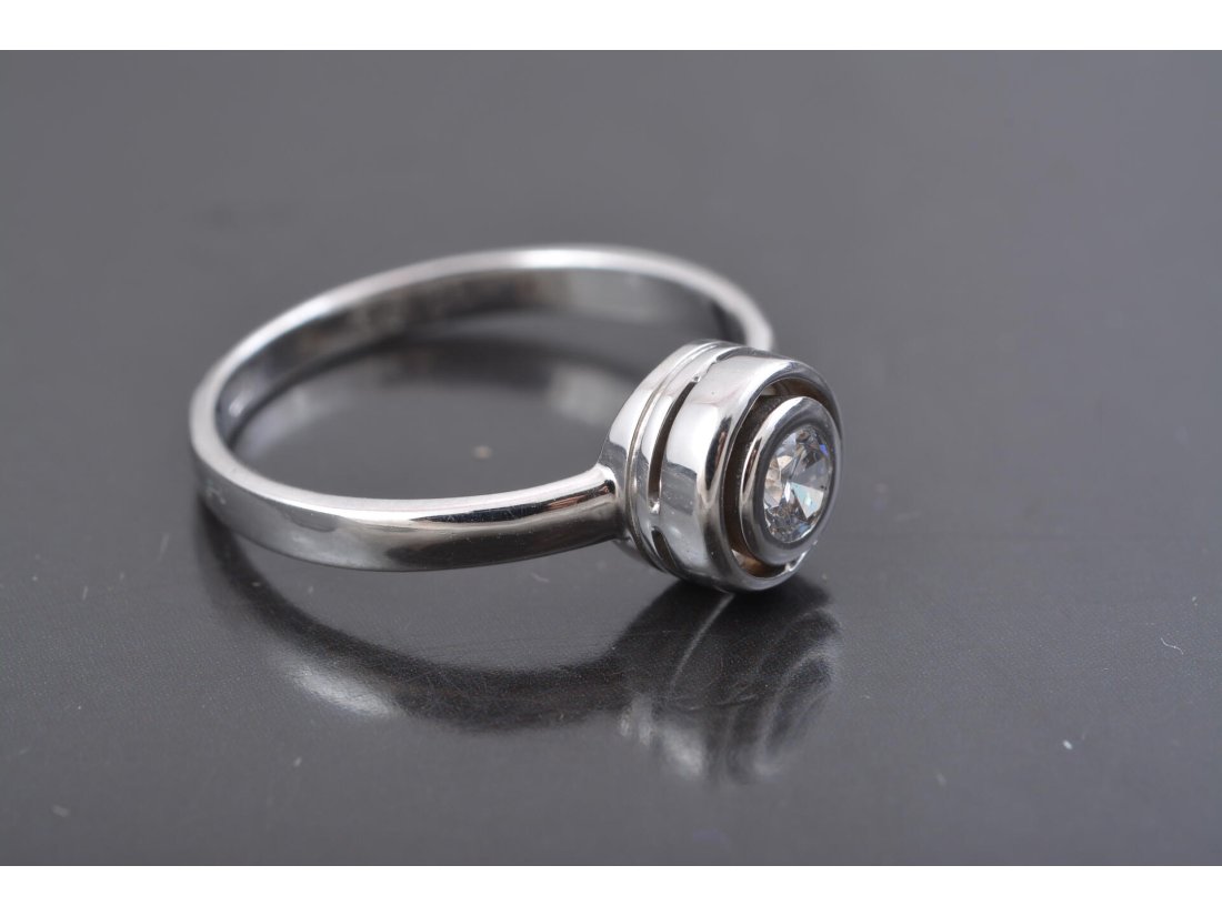 Каблучка із камінням у старовинній класичній оправі