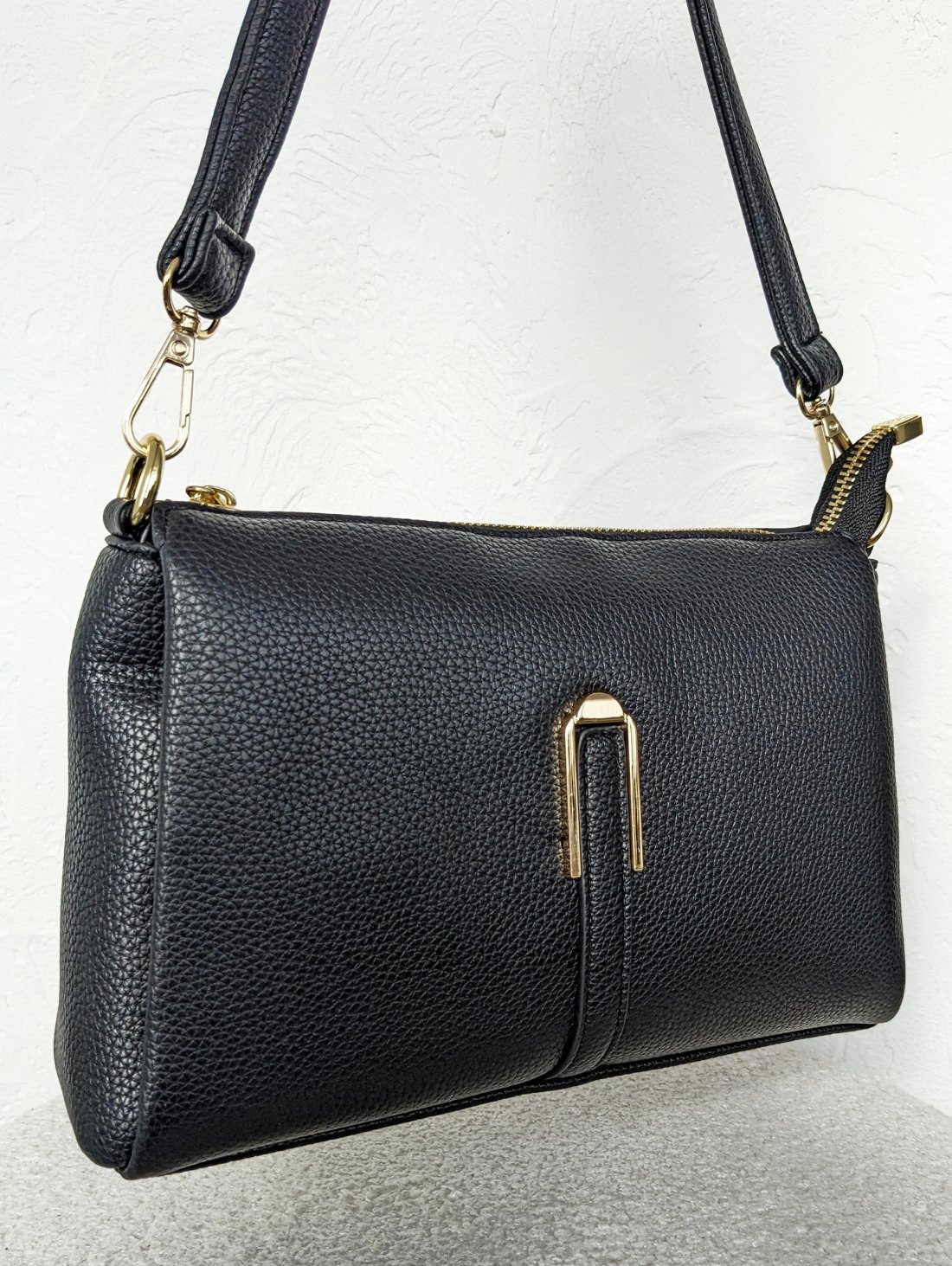 Практична та стильна жіноча сумка з якісної екошкіри INNOE 350015-1 Чорний